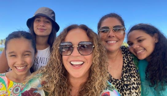 Imagem de Daniela Mercury comemora 56 anos ao lado de esposa e filhas; "celebrar a vida com vocês"