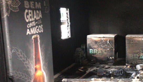 Imagem de Restaurante do cantor Mário Brasil, autor da música "Todo Enfiado", é atingido por incêndio no Cabula e artista se emociona