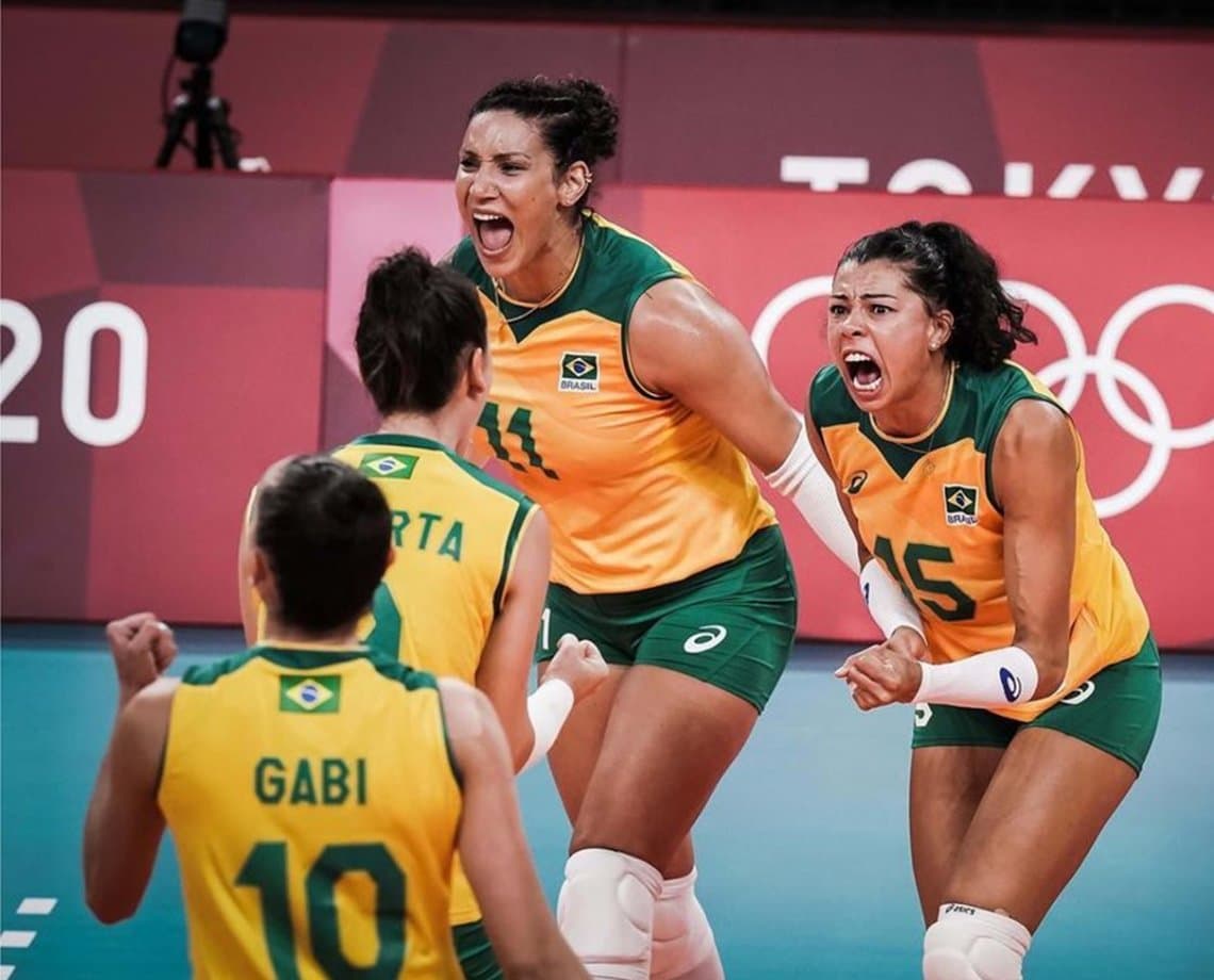 NA RAÇA! Brasil mostra força, vira sobre a Rússia e vai à semifinal no vôlei feminino