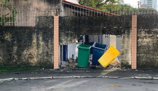 Imagem de Motorista perde controle de carro e derruba muro de colégio no bairro da Pituba; tubulação foi atingida e o local inundado