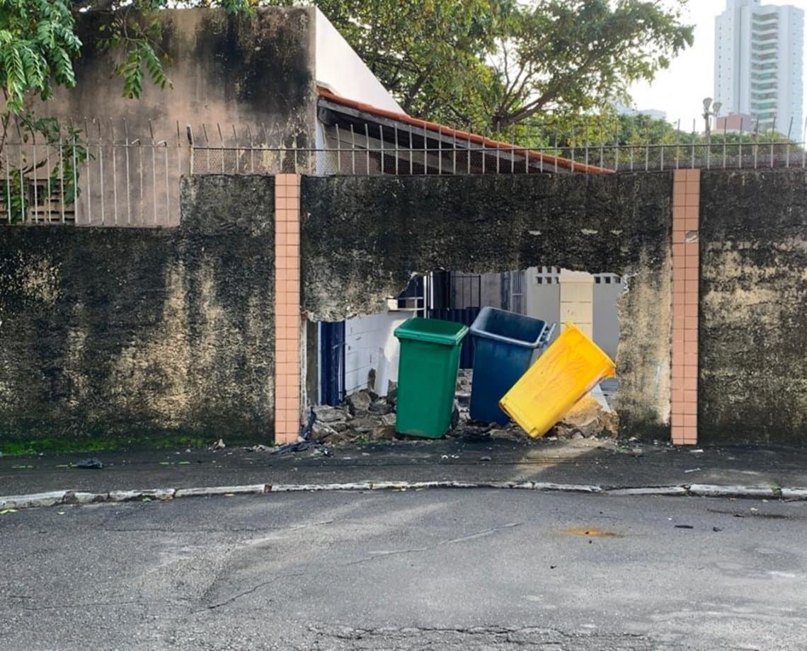 Motorista perde controle de carro e derruba muro de colégio no bairro da Pituba; tubulação foi atingida e o local inundado