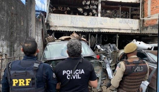 Imagem de Polícia acha carro de luxo avaliado em R$ 200 mil sendo desmontado na região da Suburbana, em Salvador 