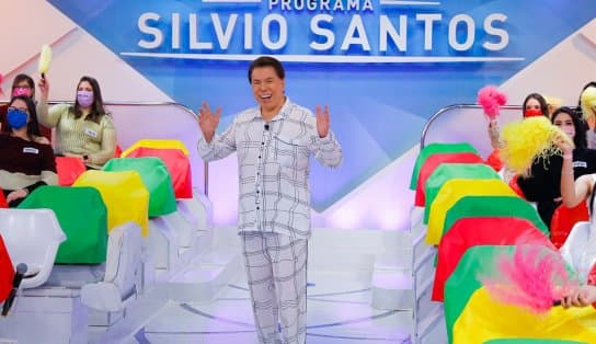 Imagem de Silvio Santos surpreende ao aparecer vestido de pijama para apresentar programa de Dia dos Pais