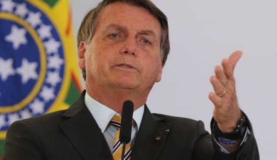 Imagem de Em live semanal, Bolsonaro ataca presidente do TSE e Ministro do STF: "não podem dar 'piruada' sobre o governo"