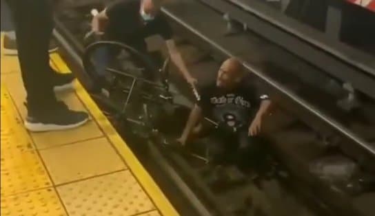 Imagem de 'Herói disfarçado': homem desce até os trilhos de trem para salvar cadeirante que caiu da plataforma de metrô; assista