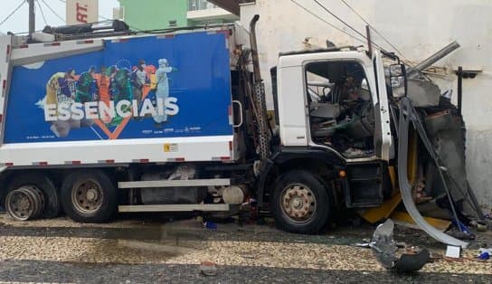 Imagem de Caminhão da coleta de lixo colide contra loja de tecidos e barraca no bairro de Amaralina; acidente deixou quatro feridos