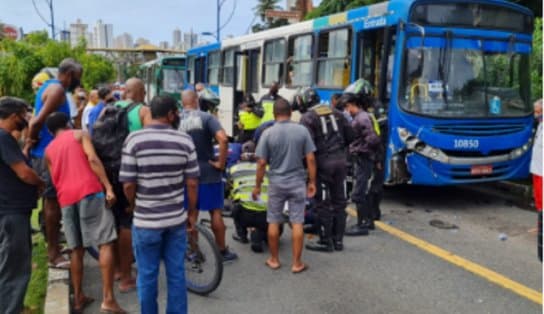 Imagem de Agente da Transalvador fica ferido após acidente envolvendo ônibus na Via Exclusiva da Vasco da Gama 