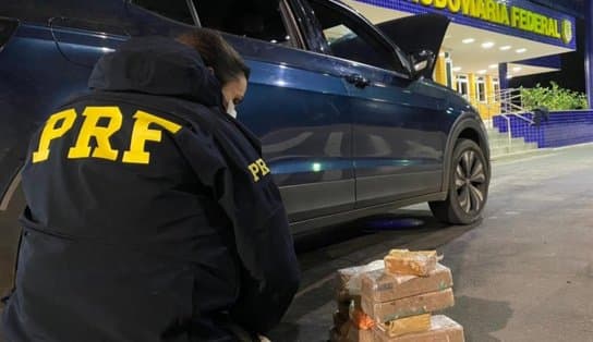 Imagem de Fuga na rodovia: homem desobedece a ordem de parada policial e abandona carro que transportava 16 kg de drogas