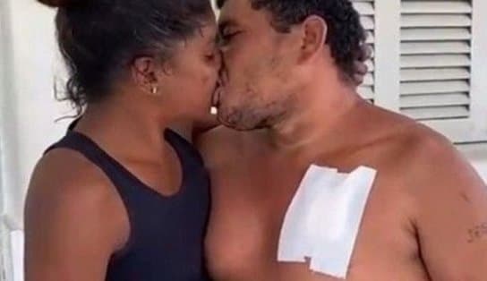 Imagem de Vida imitou a arte: ela não é Rita, mas ele perdoou a facada e ainda deu um beijão na porta da delegacia; entenda