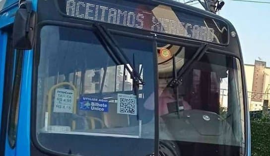 Imagem de NÃO É DE BOM TOM: funcionário é demitido após colocar frases como 'aceitamos xerecard' em letreiro de ônibus