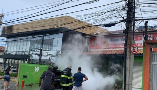 Imagem de VÍDEO: carro pega fogo em frente à clínica veterinária na Avenida Pinto de Aguiar