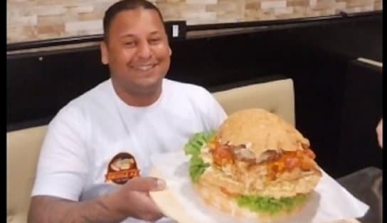 Imagem de Por R$ 500, pintor comilão aceita desafio e encara um sanduíche gigante de 3 kg; veja o que aconteceu