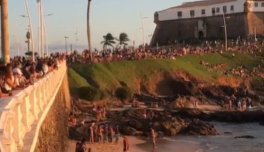 Imagem de Público se aglomera para curtir a praia e ver pôr do sol no Farol da Barra; assista