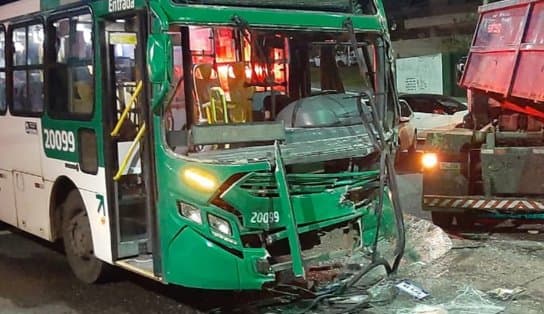 Imagem de Dois rodoviários ficam feridos após ônibus colidir contra caminhão de coleta de lixo no bairro do Stiep, em Salvador