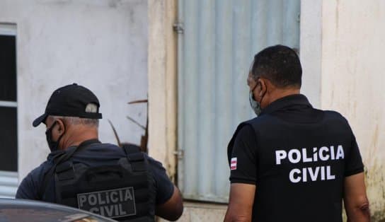 Imagem de Idoso de 72 anos e jovem de 26 são esfaqueados após terem casa invadida no Calabetão