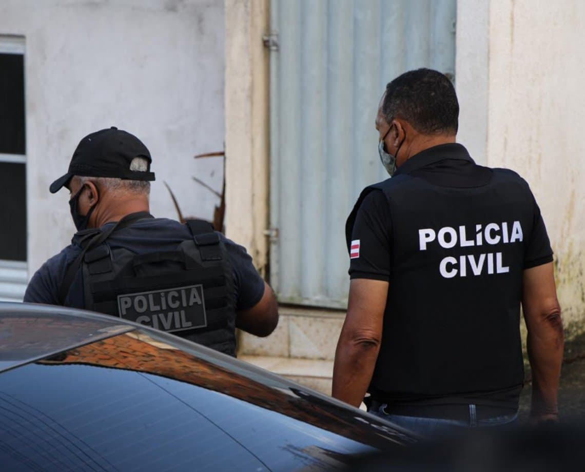 Idoso de 72 anos e jovem de 26 são esfaqueados após terem casa invadida no Calabetão