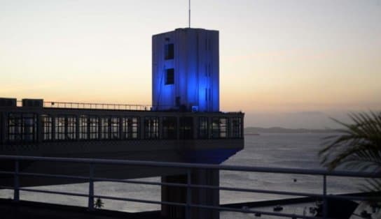 Imagem de Elevador Lacerda ganha iluminação azul para homenagear psicólogos; saiba quando