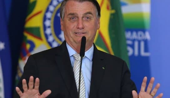 Imagem de Bolsonaro chama de "idiota" quem quer comprar feijão e diz que população "tem que comprar fuzil"; vídeo