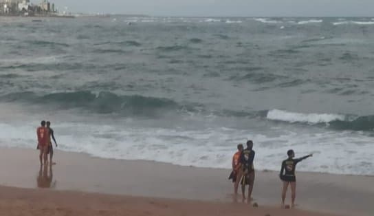 Imagem de Mergulhadores e guarda-vidas buscam por jovem que desapareceu no domingo na praia de Amaralina, em Salvador