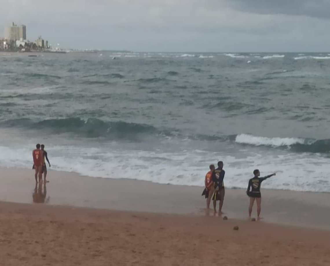 Mergulhadores e guarda-vidas buscam por jovem que desapareceu no domingo na praia de Amaralina, em Salvador