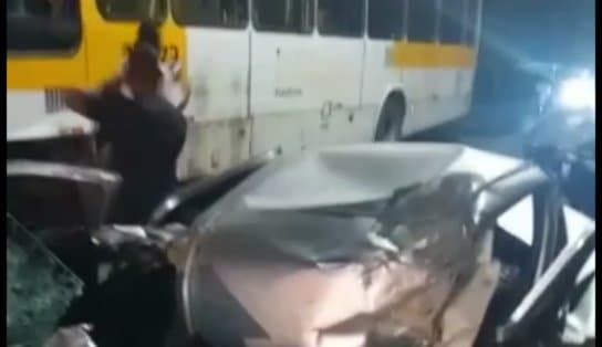 Imagem de Homem fica gravemente ferido após colidir carro de passeio contra ônibus no bairro de Paripe, em Salvador