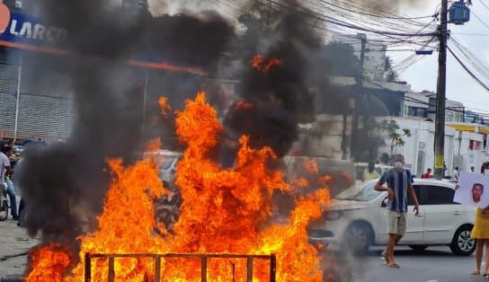 Imagem de Familiares de jovem preso durante operação policial no IAPI fazem manifestação na Barros Reis