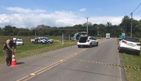 Imagem de Polícia encontra veículo utilizado por quadrilha em ataque à agência bancária em Salinas da Margarida; porta-malas 'recheado' de explosivos