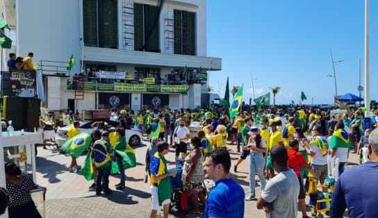 Imagem de Reunidos no Farol da Barra, apoiadores de Jair Bolsonaro realizam ato político em favor do presidente; veja vídeos