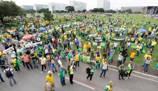 Imagem de Veja como estão os protestos a favor e contra o governo Bolsonaro por todo país; em Brasília, PM saca arma