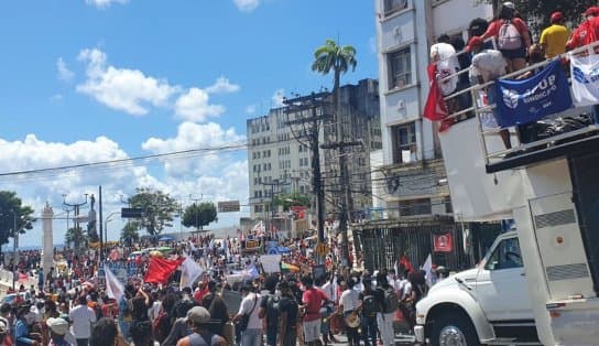 Imagem de Após caminhada, manifestantes chegam à Praça Castro Alves e fazem ato contra Bolsonaro 