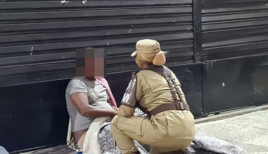 Imagem de PM faz "ronda" e aquece pessoas em situação de rua por bairros de Salvador; "não se assuste. É ato de amor"