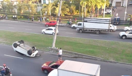 Imagem de Carro capota e bate em poste na Avenida Paralela, em Salvador; veja vídeo