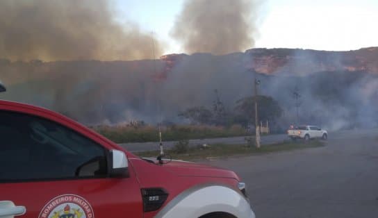 Imagem de Vídeo: Morro do Pai Inácio, cartão postal da Chapada Diamantina, é atingido por incêndio; bombeiros controlam fogo