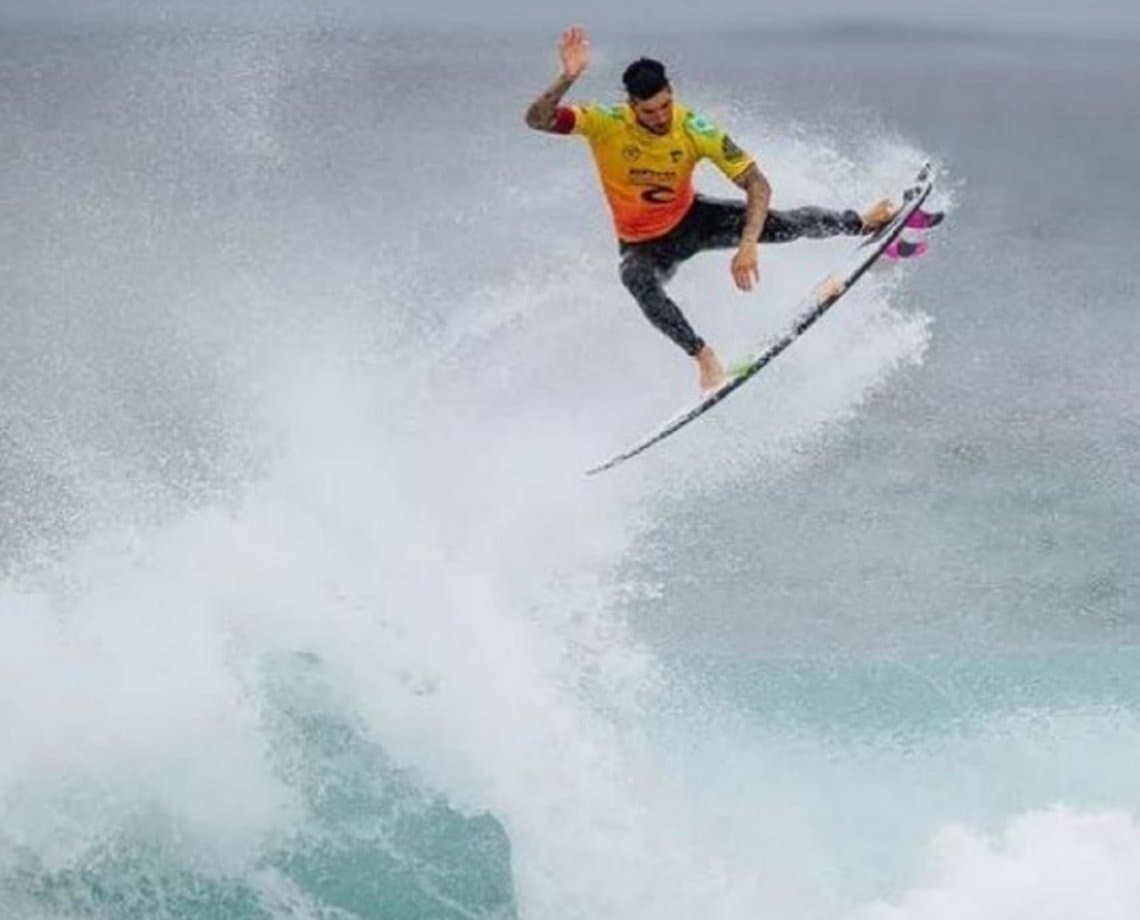 Medina faz história e conquista mais um título do Circuito Mundial de Surfe; final teve até tubarão na região da prova