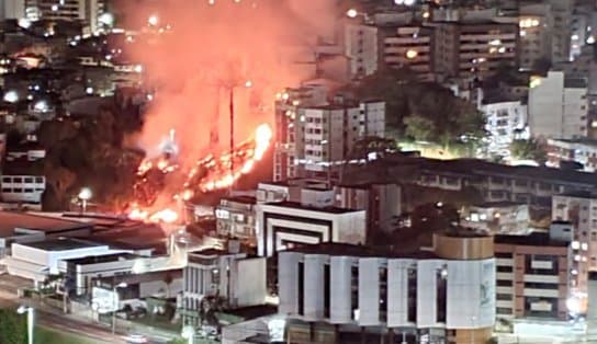 Imagem de Fogo em lixo aumenta de proporção, queima vegetação e assusta moradores do Rio Vermelho, assista