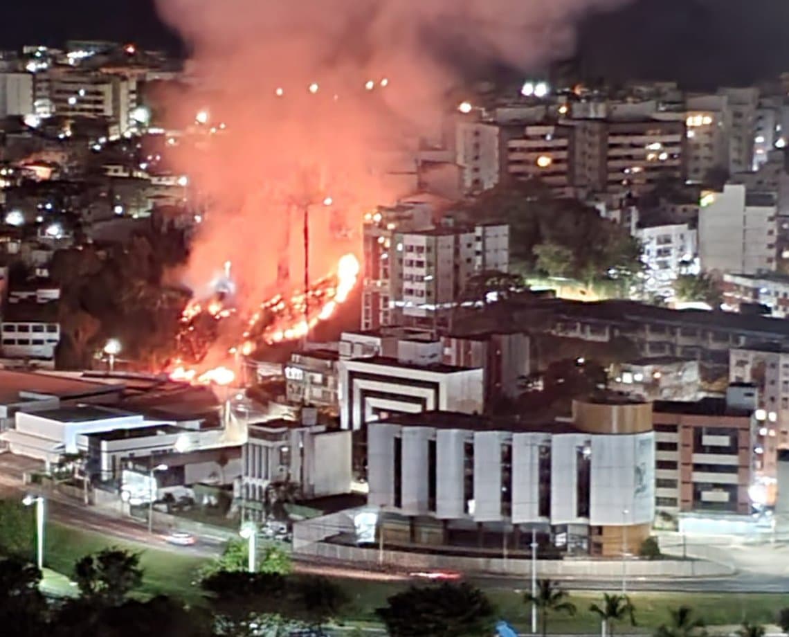 Fogo em lixo aumenta de proporção, queima vegetação e assusta moradores do Rio Vermelho, assista