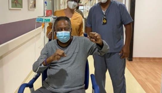 Imagem de 'Cada dia melhor': Pelé comemora recuperação após retirada de tumor; rei segue internado em São Paulo