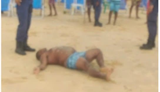 Imagem de Susto na Barra: com faca, homem corre pela areia e ameaça banhistas; assista 