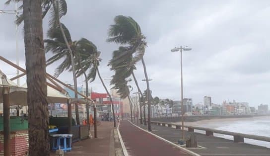 Imagem de Frente fria atinge Sul da Bahia e Marinha emite alerta de ondas de 3,5 metros; travessias marítimas são suspensas