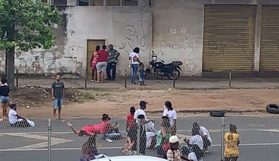 Imagem de Parentes e amigos de adolescente morto durante operação da PM em Simões Filho fazem protesto cobrando justiça