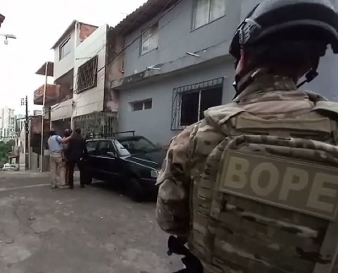 Bope negocia rendição de três criminosos que fazem refém dentro de residência na Cidade Nova; suspeitos fugiram de abordagem