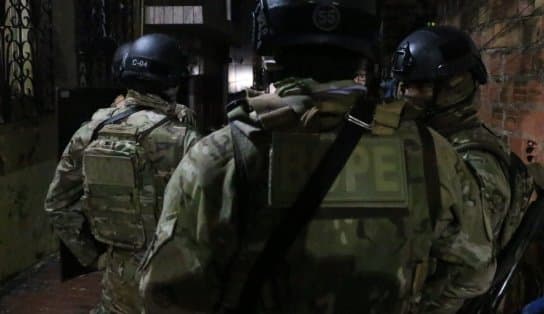 Imagem de Após dupla que fazia refém na Cidade Nova se entregar, comparsas ocupam outro imóvel e estão cercados pela polícia