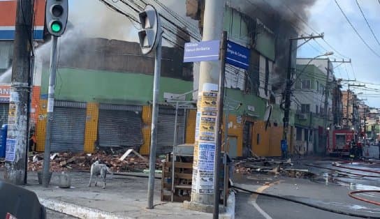 Imagem de Bombeiros tentam conter incêndio em loja de peças para automóveis na Avenida Vasco da Gama; veja vídeo