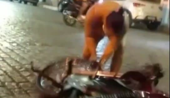 Imagem de Uma noite de fúria: mulher flagra marido com travesti, corre atrás dele e detona motocicleta na Bahia; "eu que paguei"