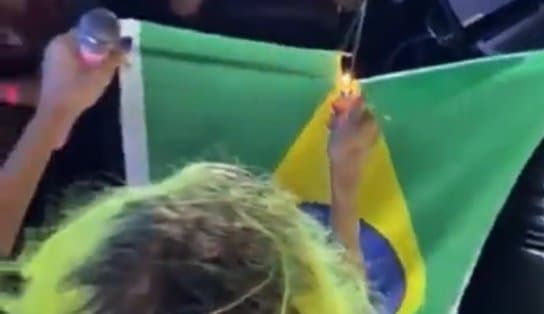 Imagem de Filhos de Bolsonaro criticam cantora baiana por queimar bandeira do Brasil durante show em Feira; veja vídeo