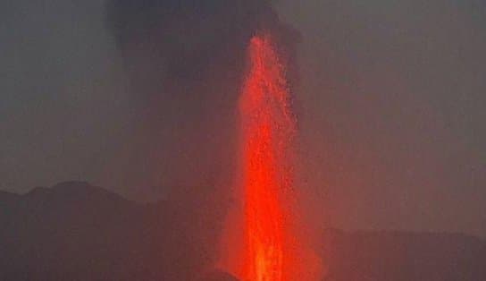 Imagem de Lava do vulcão Cumbre Vieja atinge o Oceano Atlântico, mesmo que banha Salvador; autoridades estão preocupadas