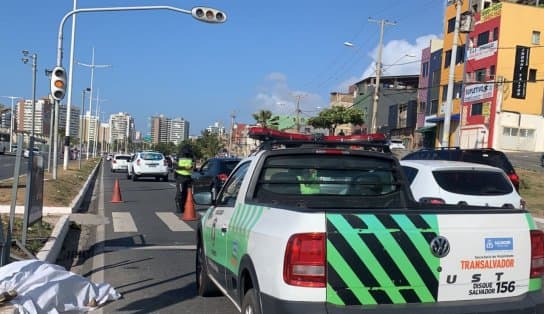 Imagem de Motociclista perde controle da direção do veículo, sofre queda e acaba morrendo na orla marítima de Salvador