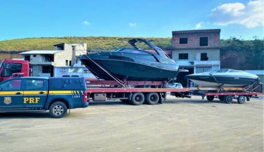 Imagem de Dois barcos de luxos são apreendidos na BR-420 ao serem transportado irregularmente por caminhão que tinha 25 multas