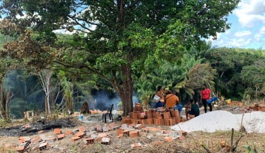 Imagem de Grávida passando mal, pai de cinco filhos desesperado e gritaria: moradores acusam PM de agir com truculência durante reintegração de posse em Lauro de Freitas