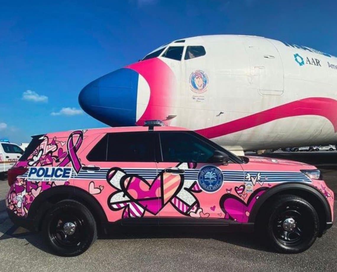 Viatura da polícia com design de Romero Britto para o Outubro Rosa faz sucesso